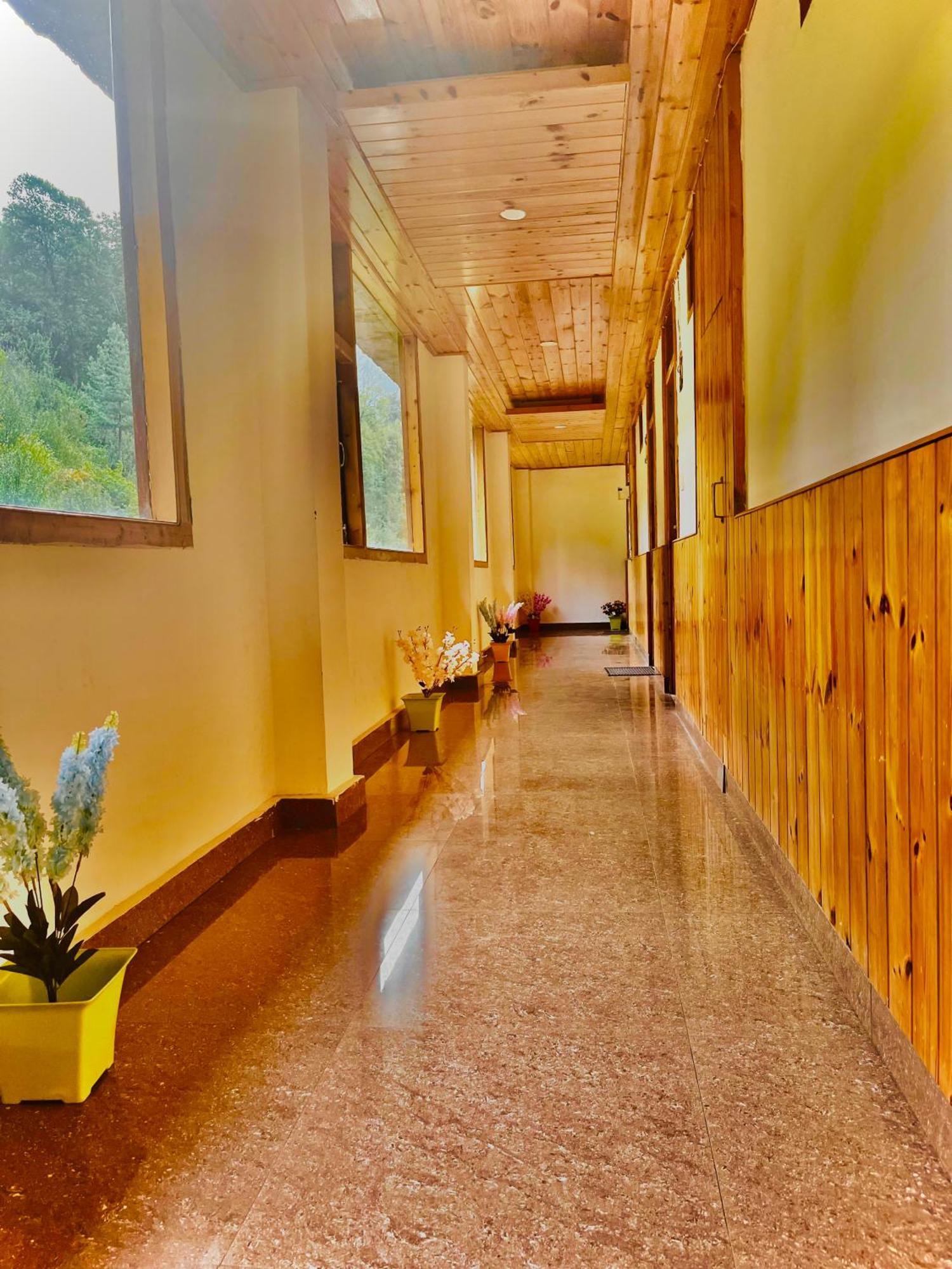 Himalayan Hill Queen Resort, Manali M98160-43400 Екстериор снимка
