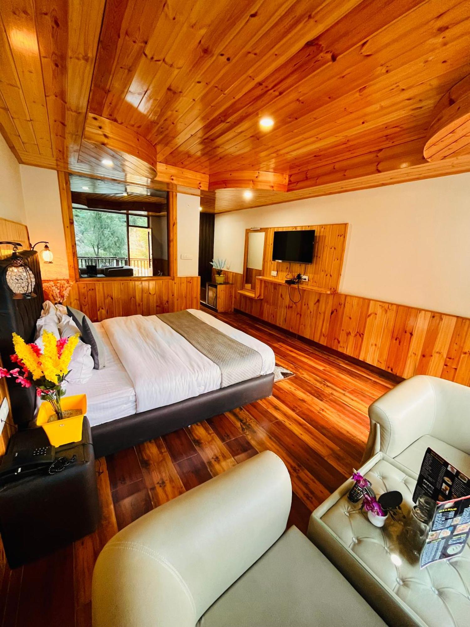 Himalayan Hill Queen Resort, Manali M98160-43400 Екстериор снимка
