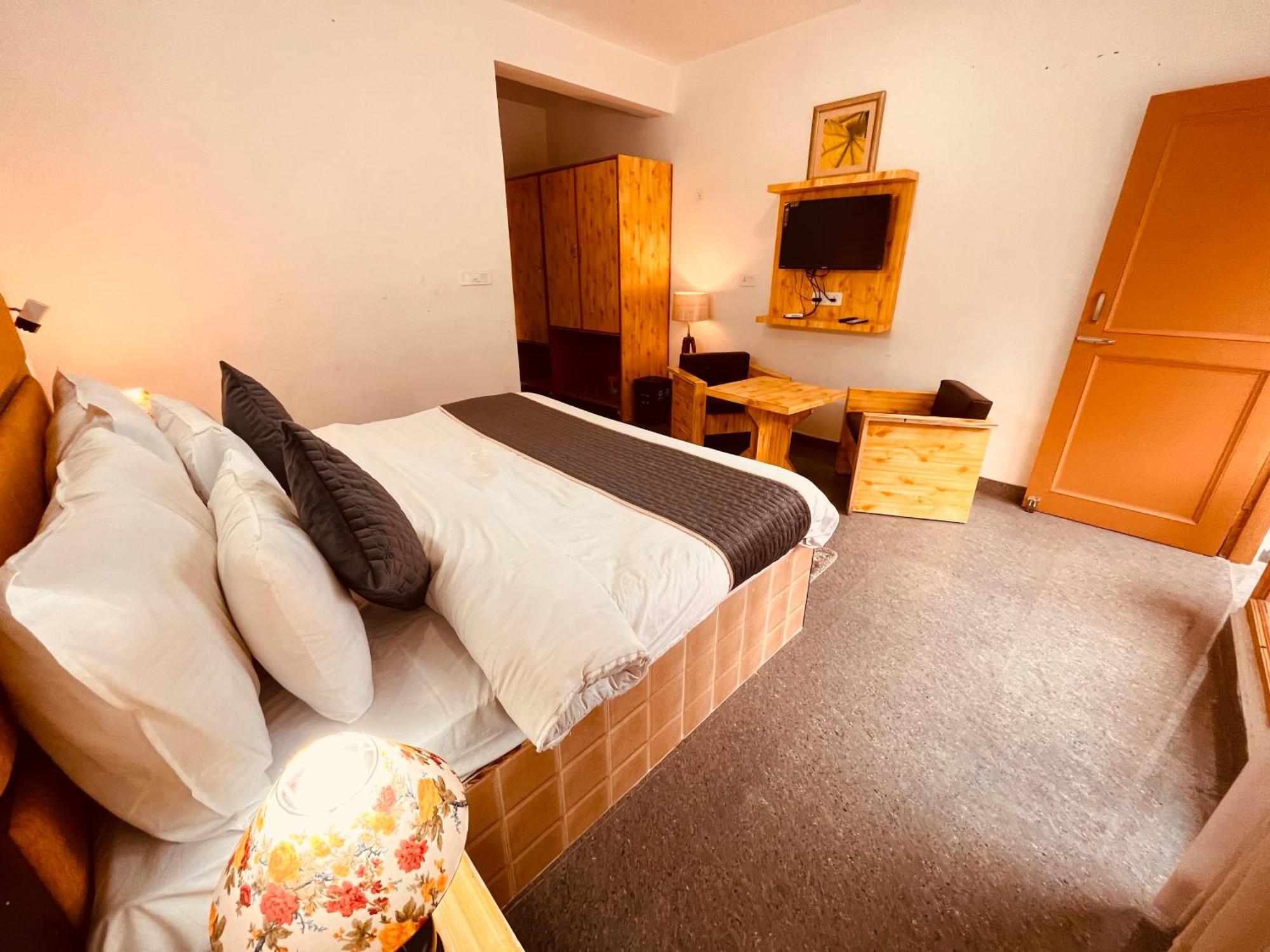 Himalayan Hill Queen Resort, Manali M98160-43400 Екстериор снимка